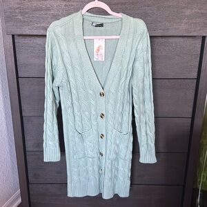 Light green duster with 2fribt pockets